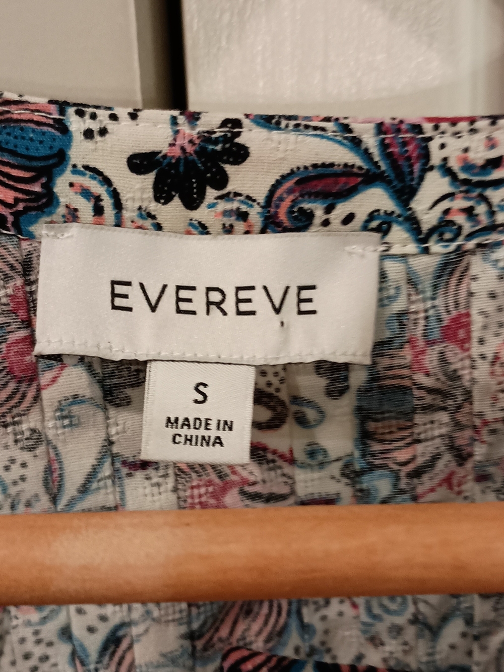 Evereve Floral Pleated Short-Sleeve Blouse in Cream with Red & Blue - Picture 7 of 16